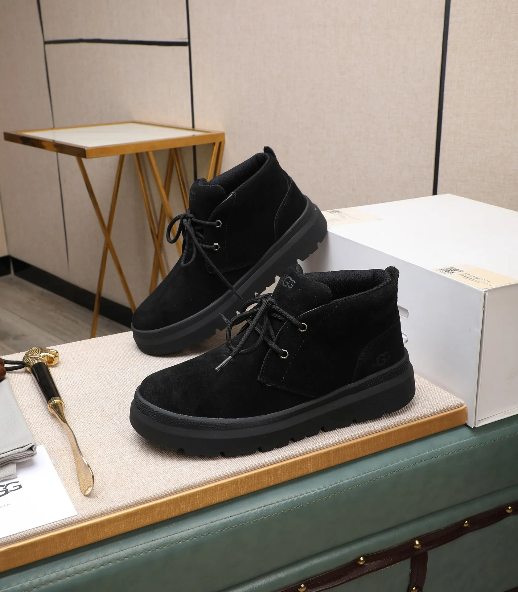 Men's shoes 💰620 Please note the quality of the original order and compare the thickness of the wool 🏮🏮 Popular UGG from Australia's warm luxury brand men's shoes, the official website is synchronized, Beckham men's style..., made of imported top-layer waxed cowhide, waxed toe cap, Australian genuine wool velvet lining Carefully sewn...Imported rubber Martin boots outsole (comfortable, soft and wear-resistant). I really like the quality..Exquisite workmanship. You can't put it down at first sight. Size 39-44
